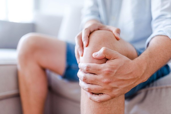 Persona realizando estiramientos suaves para mejorar la flexibilidad articular